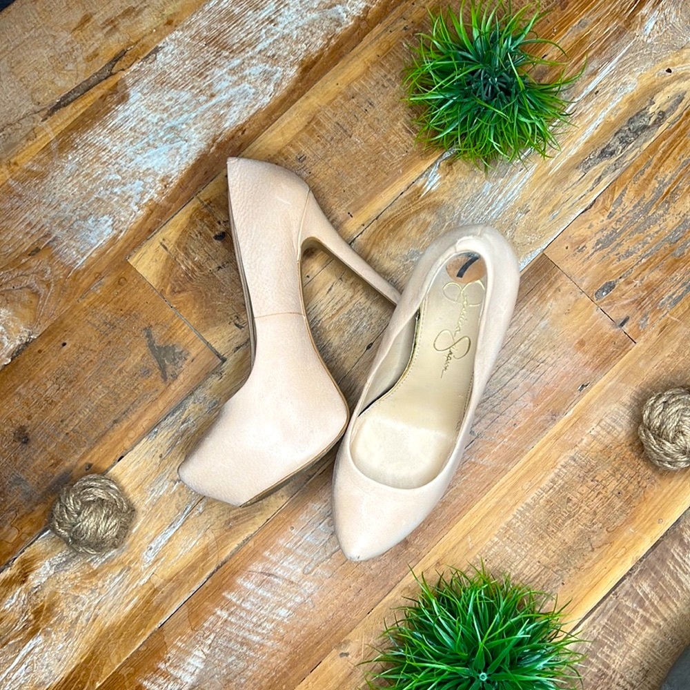 Jessica Simpson pumps